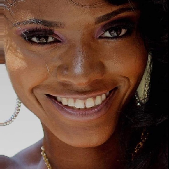 Profile Picture of Erin Hathorne (@erinscloset823) on Poshmark