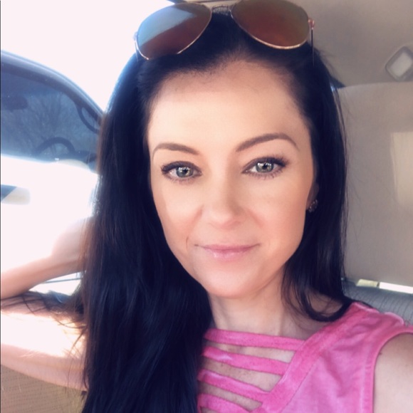 Profile Picture of Kimberly Holland (@kimbosmail) on Poshmark