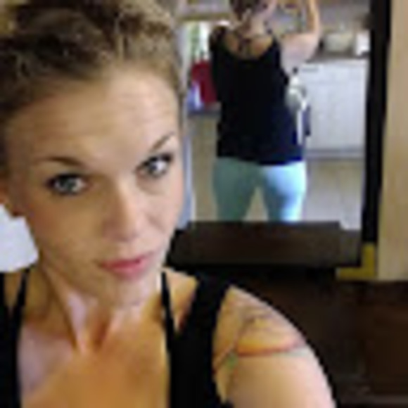 Profile Picture of Rose Lee (@bellaharmon14) on Poshmark