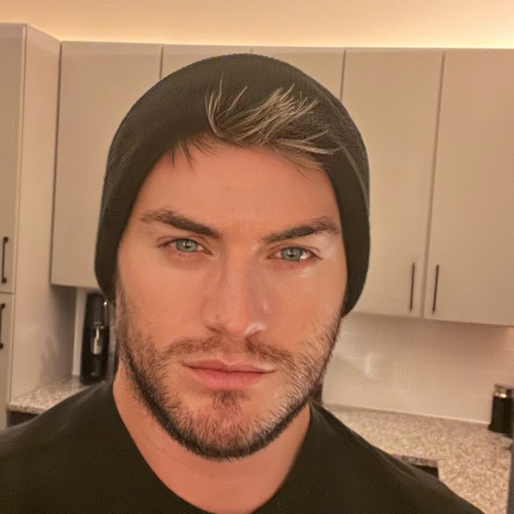 Profile Picture of Keith R (@krobey87) on Poshmark