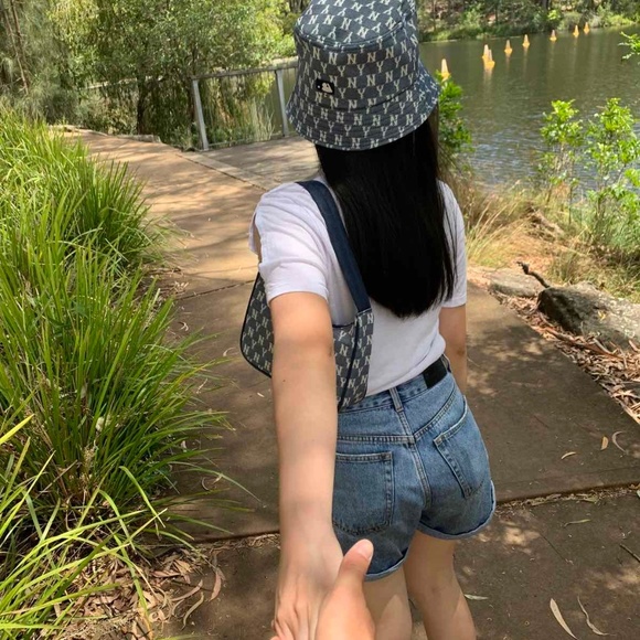 Profile Picture of Nhi Huynh (@n2_h) on Poshmark