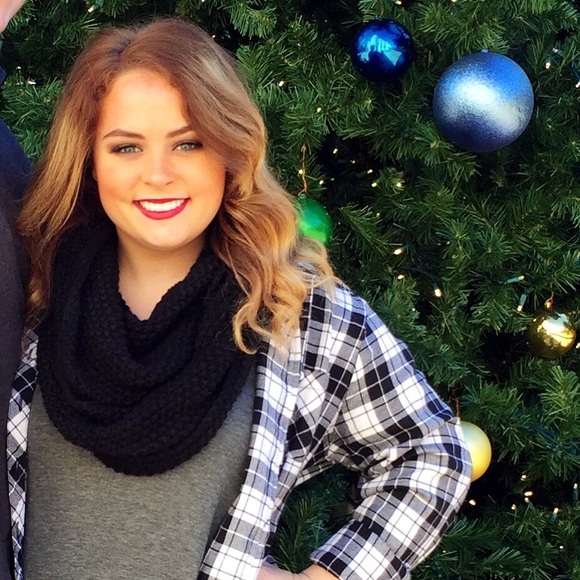 Profile Picture of Madison Graphia (@mgraphia) on Poshmark