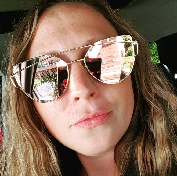 Profile Picture of Courtney Billings (@cbb82) on Poshmark