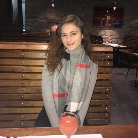 Profile Picture of Grace Andraos (@graceandraos) on Poshmark
