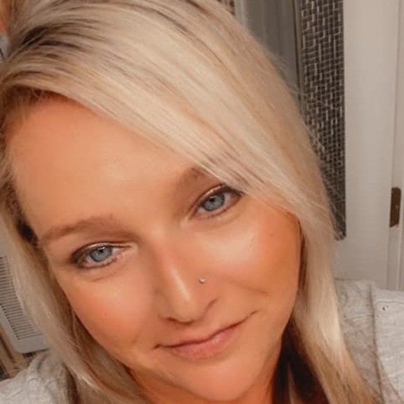 Profile Picture of Stefanie Matthews (@stefaniepm) on Poshmark