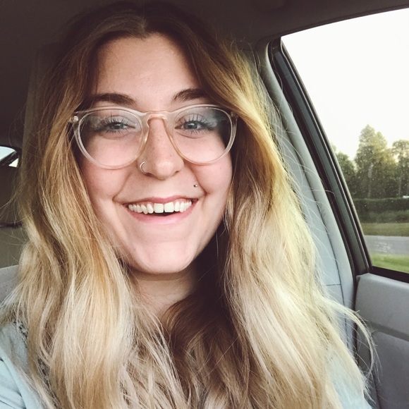 Profile Picture of Lindsey Uber (@lindseyuber) on Poshmark