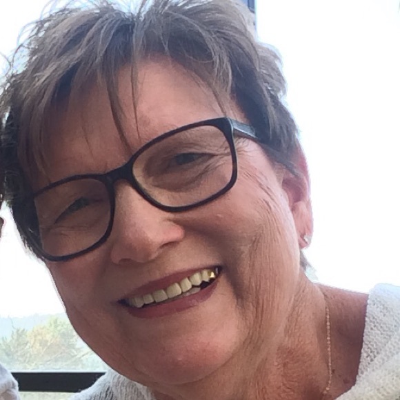 Profile Picture of Sandi Duree (@styleswithsandi) on Poshmark