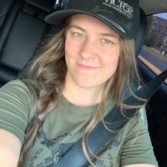 Profile Picture of Leahanna Dutson (@leahannadutson) on Poshmark