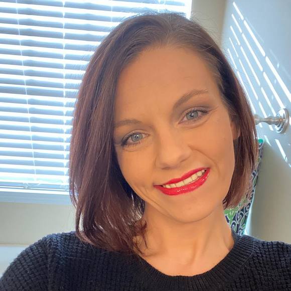 Profile Picture of April Herren (@aprilherren) on Poshmark