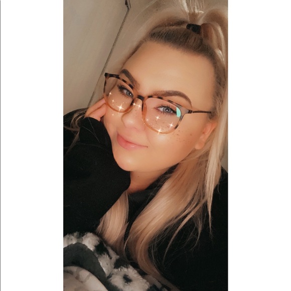 Profile Picture of Carley Hixson (@carleezy31) on Poshmark