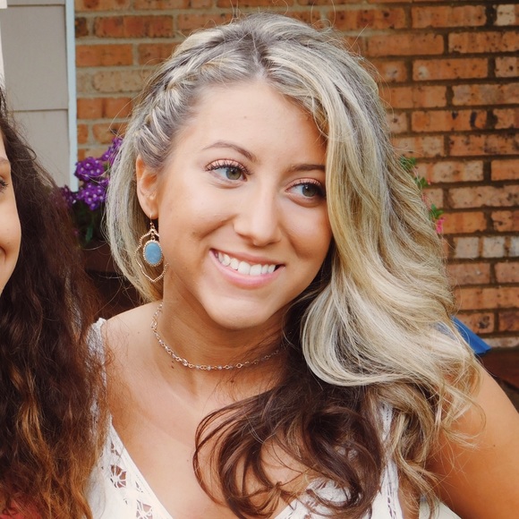 Profile Picture of Alyssa Siciliano (@asiciliano17) on Poshmark