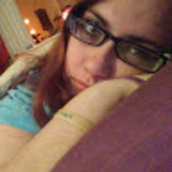 Profile Picture of Aimee D (@aimeedee08) on Poshmark