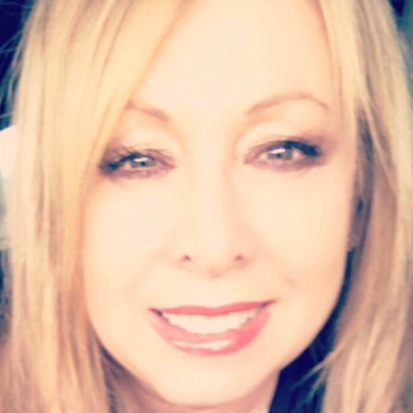 Profile Picture of Sharonee Blinstrub (@sharonmdb) on Poshmark