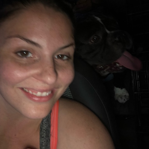 Profile Picture of Annelise Zappone (@azappone88) on Poshmark