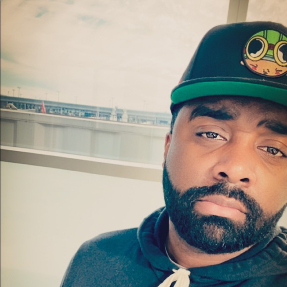 Profile Picture of Cley Thomas (@cleyson) on Poshmark