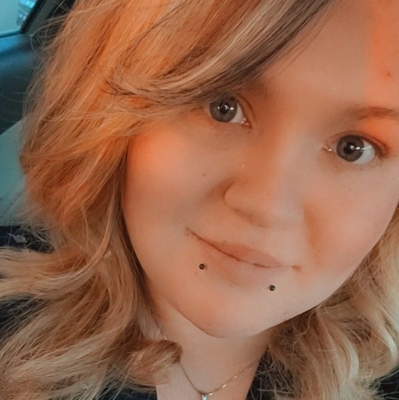 Profile Picture of Ashley Malwitz (@ashleymalwitz) on Poshmark