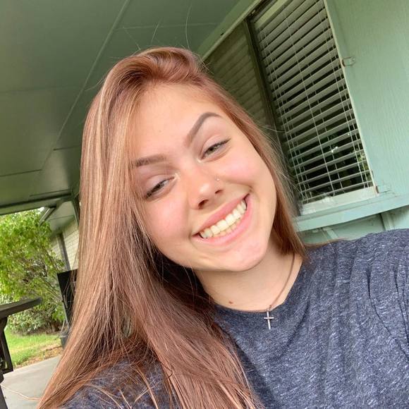 Profile Picture of Aleeah Overbeek (@aleeahoverbeek) on Poshmark