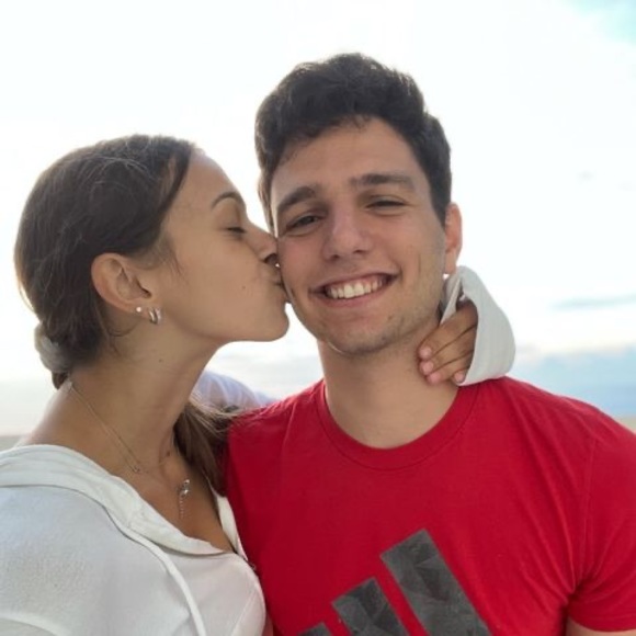 Profile Picture of Alex Seligson (@alexseligson) on Poshmark