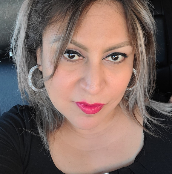 Profile Picture of Silvia Padron (@silvia_312) on Poshmark