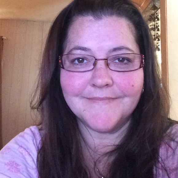 Profile Picture of Lori Stapleton (@lorimaw) on Poshmark