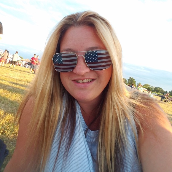 Profile Picture of Paula Schultz (@pas1195) on Poshmark