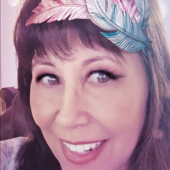 Profile Picture of Lucia Shaw (@looseys) on Poshmark