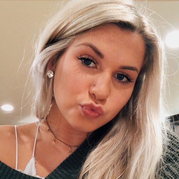 Profile Picture of Madison Hobscheidt (@mhobscheidt) on Poshmark