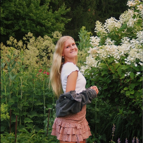 Profile Picture of Brooke Sandmann (@brookesandmann) on Poshmark