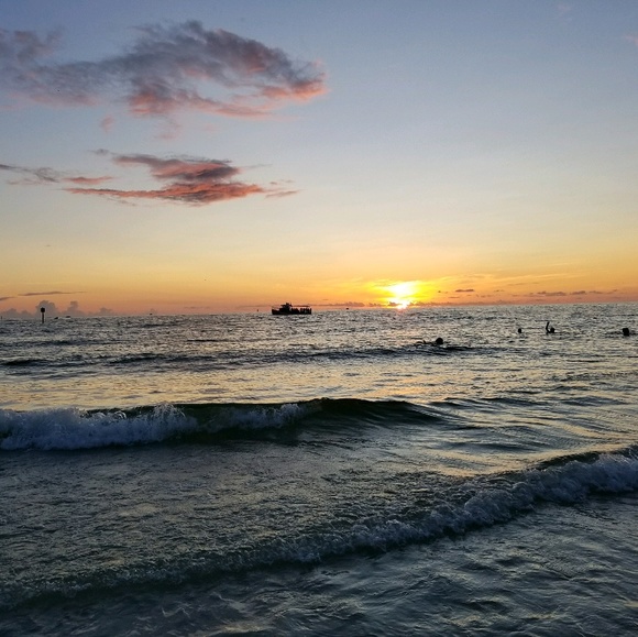 Profile Picture of April Condemi (@aprilnicolec) on Poshmark