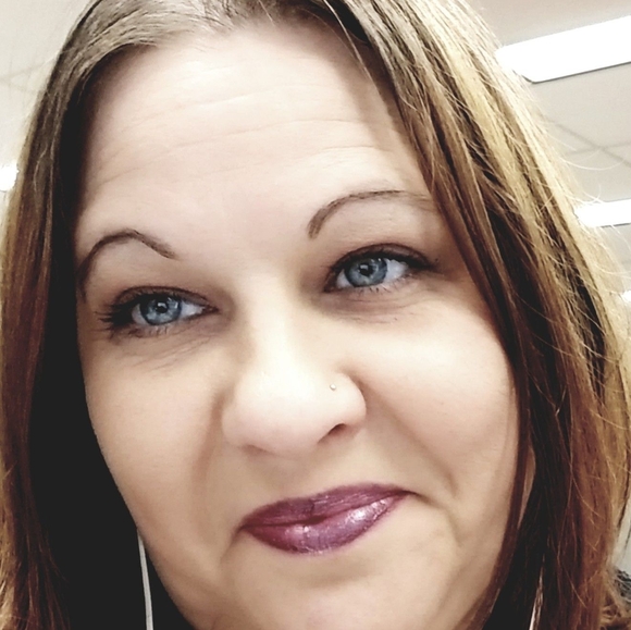 Profile Picture of Lori Keeney (@lkeen77) on Poshmark