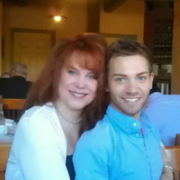 Carrie Leneave - Poshmark Profile Picture of Carrie Leneave (@cl1203) on Poshmark