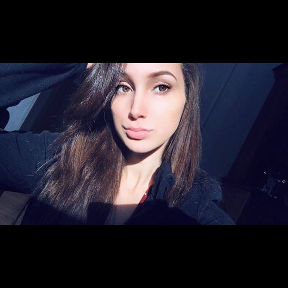 Profile Picture of Mikhaila Fleck (@mikfleck) on Poshmark