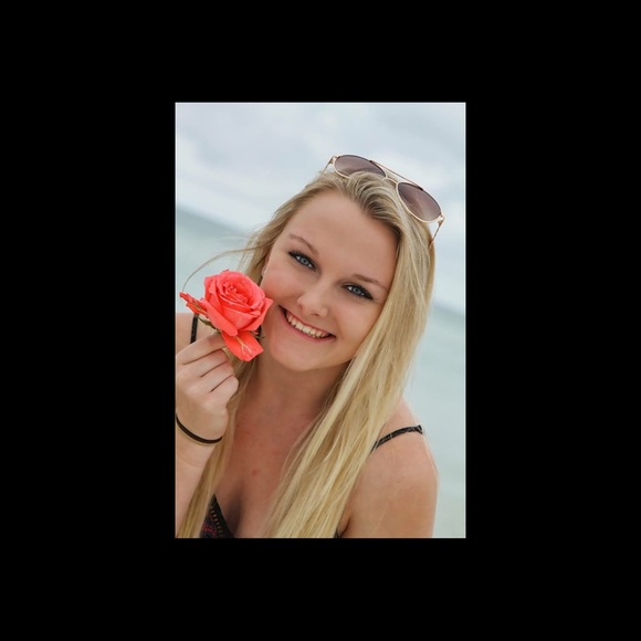 Profile Picture of Nellie Niese (@nellie1971) on Poshmark