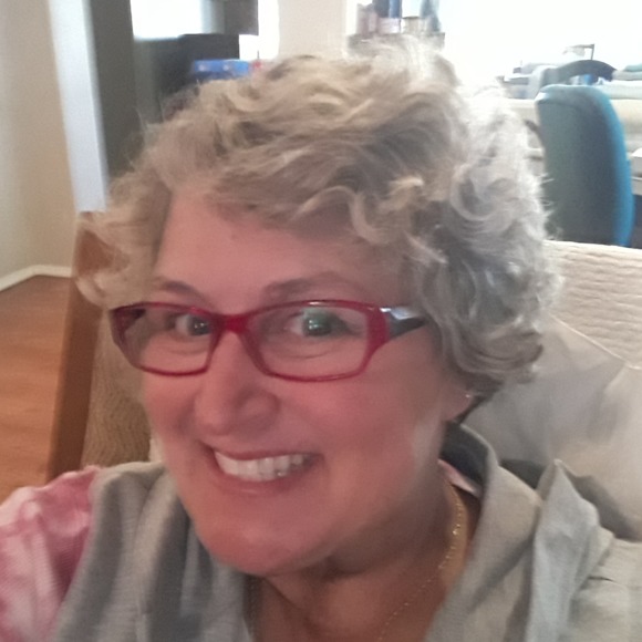 Profile Picture of Leanne Roberts (@lr8520) on Poshmark