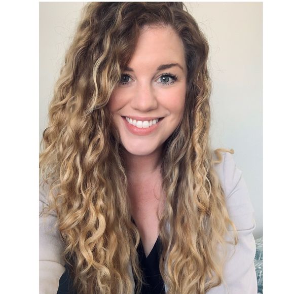 Profile Picture of Angela whitten Cosmoprof (@acosmoprof) on Poshmark