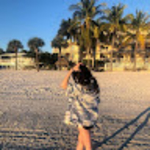 Profile Picture of Carley Brechner (@brechncm) on Poshmark