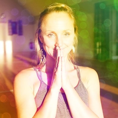 Profile Picture of Emma Cole (@onelovesyoga) on Twitter