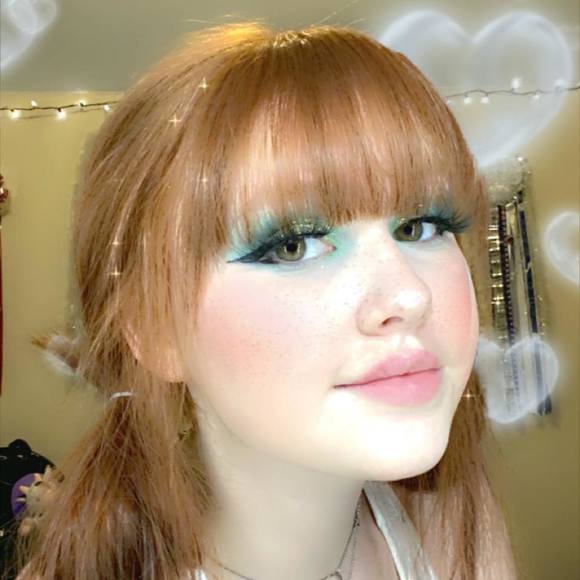 Profile Picture of Cloe Sinyard (@cloesinyard) on Poshmark