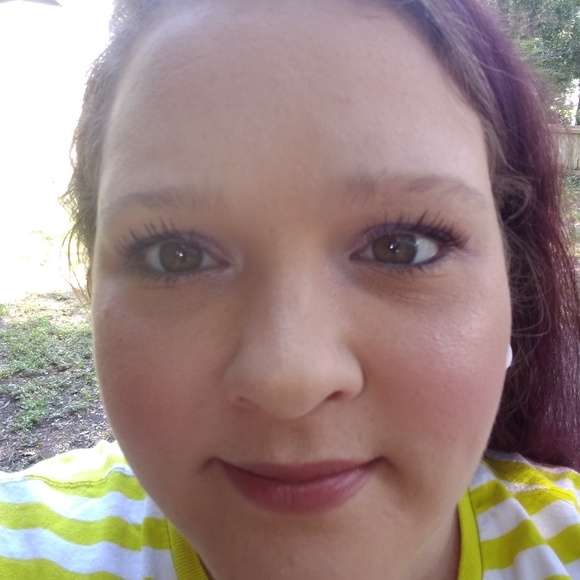 Profile Picture of Desma Birkitt (@mommabean13) on Poshmark