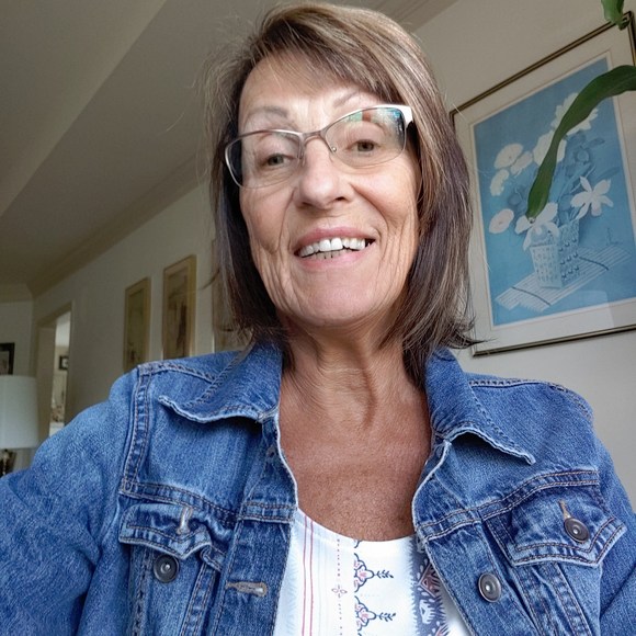 Profile Picture of Karin Chew (@karinchew) on Poshmark