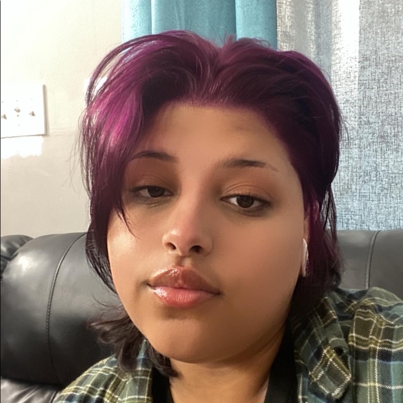 Profile Picture of Dani Reyes (@danirreyes20) on Poshmark