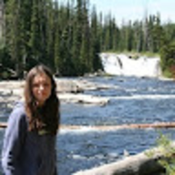 Profile Picture of Rosalie Golz (@rgolz2) on Poshmark