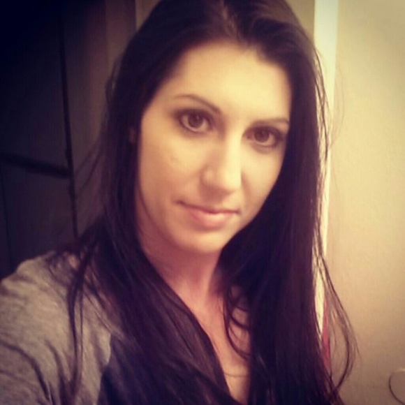 Profile Picture of Vickie Haneberg (@vkhane) on Poshmark