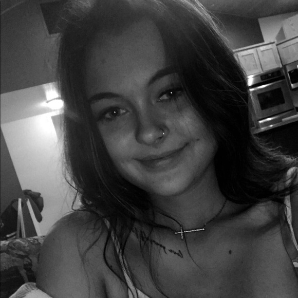 Profile Picture of Raeley Workinger (@raepearl) on Poshmark