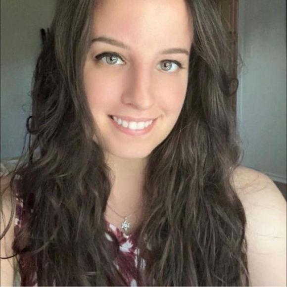 Profile Picture of Eliana Shogan (@elianashogan93) on Poshmark