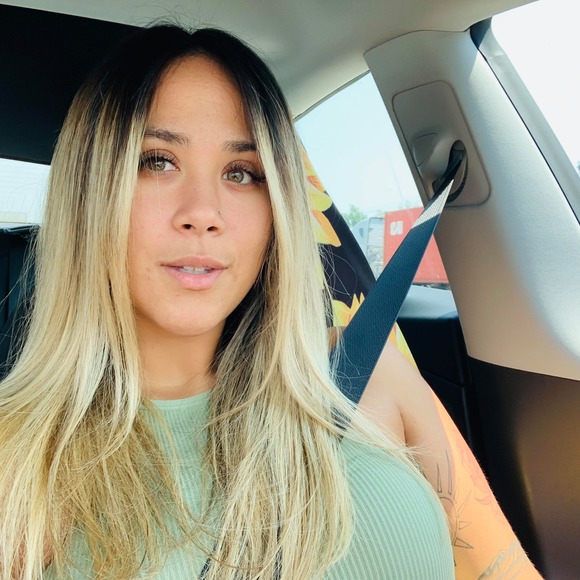 Profile Picture of Samantha Arconado (@sarconado) on Poshmark