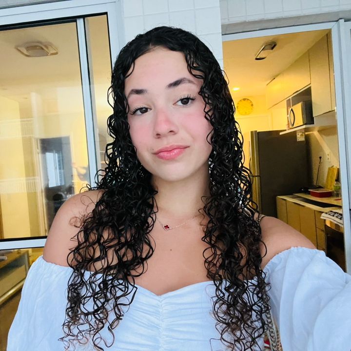 Julia - Tiktok Profile Picture of Julia (@juliiassantoos) on Tiktok