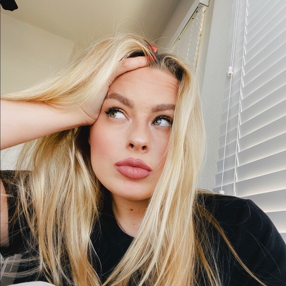 Profile Picture of Daryna Nikolayenko (@dariasalivon) on Poshmark