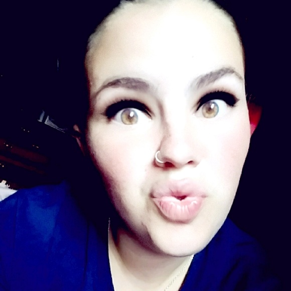 Profile Picture of Mariah Zickefoose (@mariahh_hopee) on Poshmark