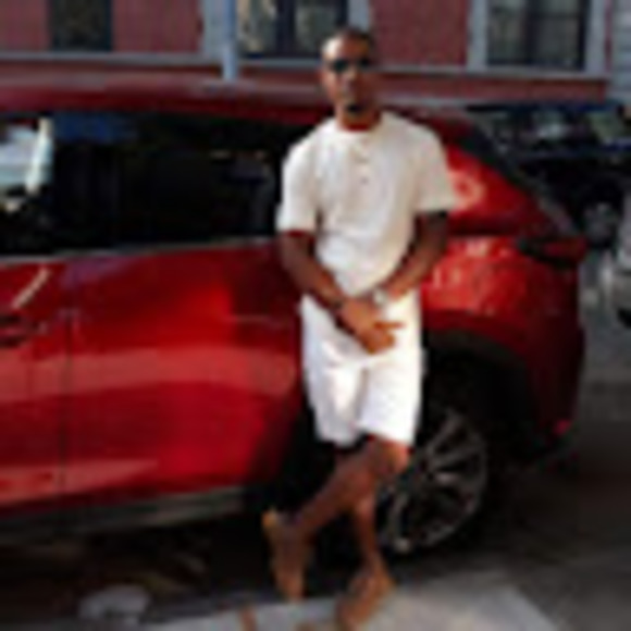 Profile Picture of Laurex Atherley (@laurexatherley) on Poshmark